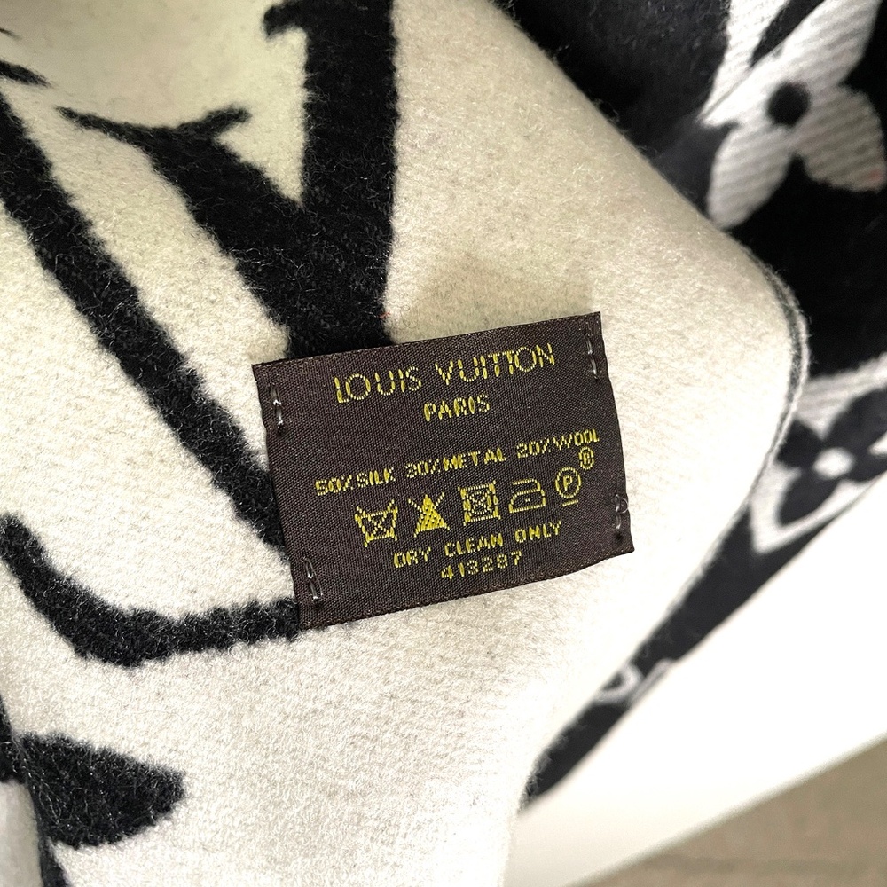 Louis Vuitton Black & White Scarf 70x16 - Picture 6 of 8